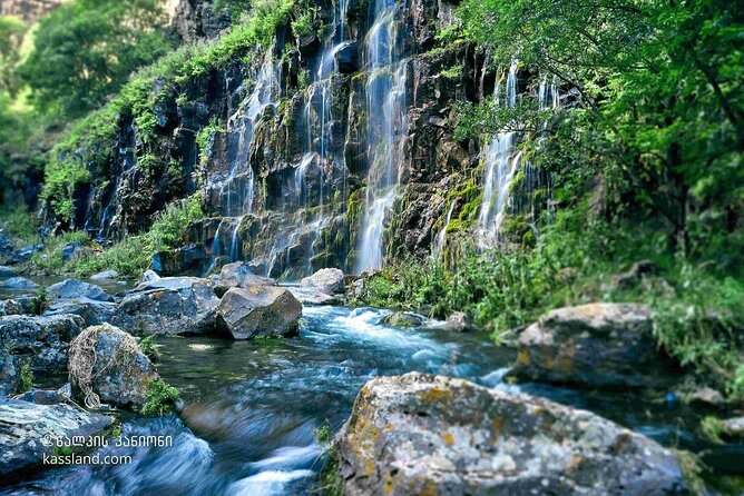 Dashbashi Canyon. The village of Asureti and Didgori monument. - The Didgori monument and the story of David the Builder