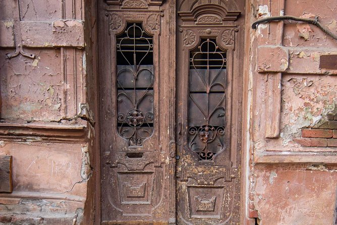 Your unique photo session in Tblisi, Georgia - Quiet courtyards and street photography in Tbilisi